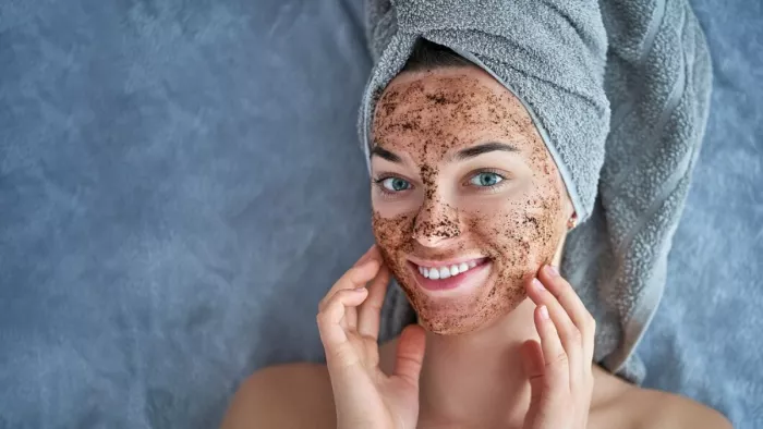 चेहरे को अंदर से निखारेंगे ये homemade scrub