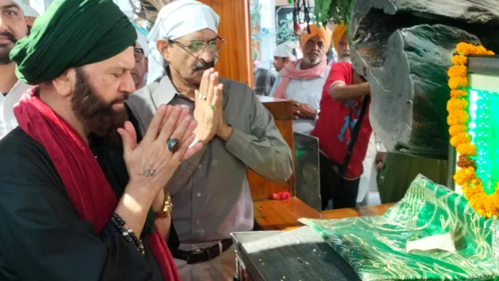 Lok Sabha Election 2024: हंसराज हंस ने बाबा फरीद में माथा टेक शुरू किया चुनाव अभियान