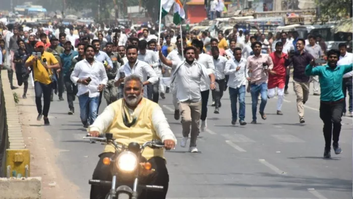 बाइक से नामांकन भरने के लिए निकले पप्पू यादव।