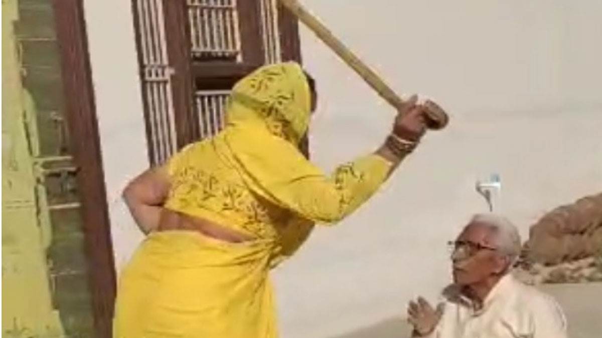 https://www.jagranimages.com/images/newimg/04042025/04_04_2025-bahu-beaten-sasur_23912068.jpg
