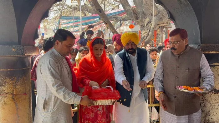 पत्नी के साथ श्री नायना देवी के दरबार पहुंचे सीएम भगवंत मान। फोटो जागरण