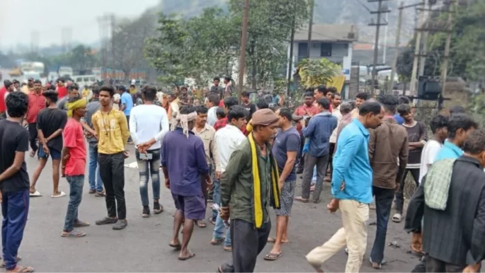 घटनास्थल पर लगी लोगों की भीड़। (जागरण)
