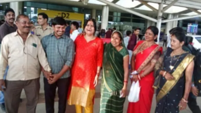बिछड़े नीरज को मां पिता व बहनों से मिलाते हुए ट्रस्टी दीपा वेंकेट