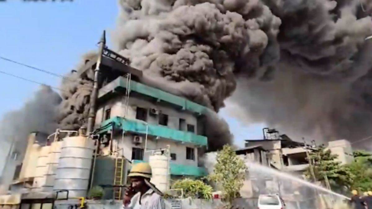 https://www.jagranimages.com/images/newimg/04042025/04_04_2025-fire_in_gujarat_23912022.jpg