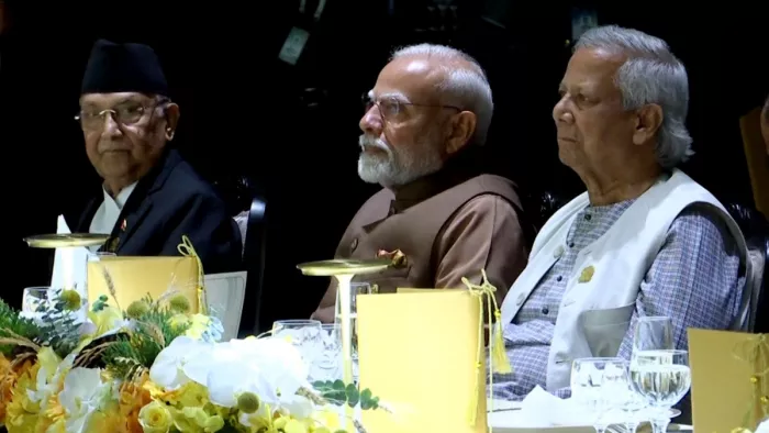 बैंकॉक में डिनर टेबर पर साथ दिखे पीएम मोदी और मोहम्मद यूनुस (फोटो सोर्स- एएनआई)