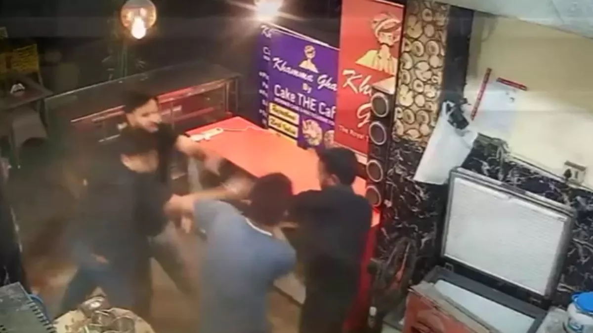 रात डेढ़ बजे पिजा देने से मना करने पर युवकों ने दुकान के स्टाफ को पीटा