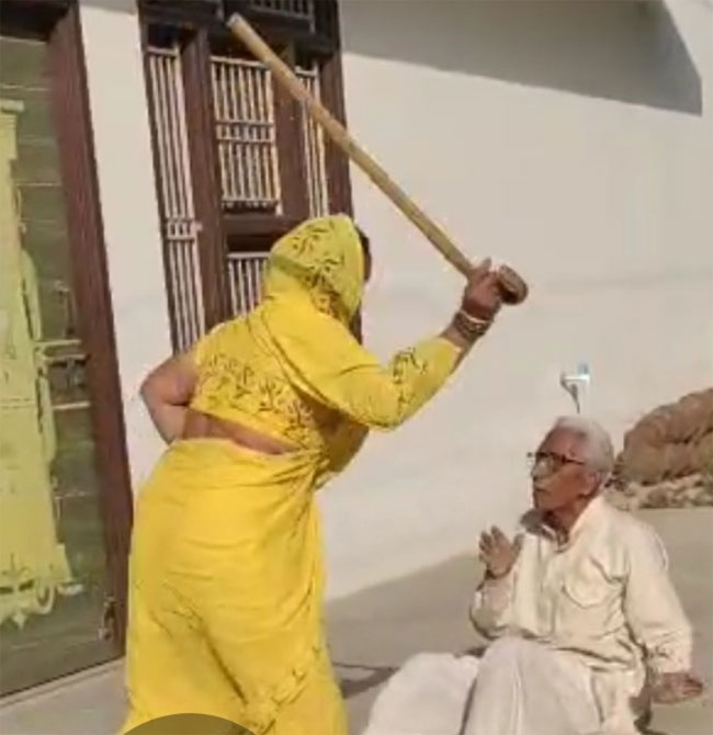 घोर कलियुग! बूढ़े ससुर पर डंडे बरसाती रही बेरहम बहू, दूर खड़ा देखता रहा ...