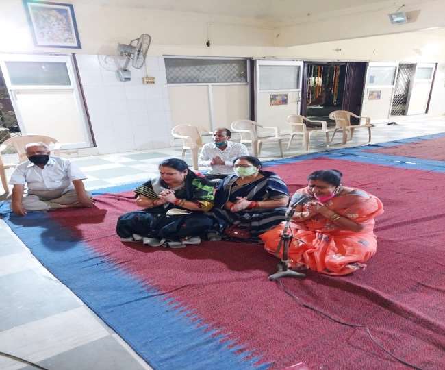 मोक्षधाम में बने हाल में सुंदर कांड का पाठ करते श्री क्षेत्र बजाजा कमेटी के अध्यक्ष अशाेक गोयल।