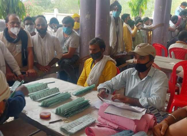 Azamgarh Panchayat Chunav Result 2021 : बिंद्रा बाजार मोहम्मदपुर अमजद अली इंटर कॉलेज में चल रही मतगणना।