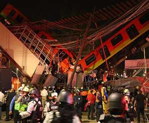 ट्रेन की बोगी हवा में लटकीं, नीचे सड़क पर जा रही कारें भी चपेट में।