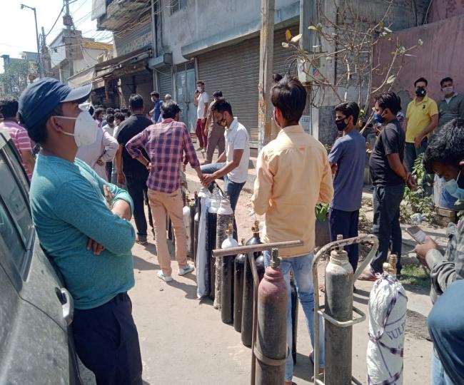 लाेग ब्लैक में ऑक्सीजन खरीदने के लिए हो रहे हैं मजबूर।