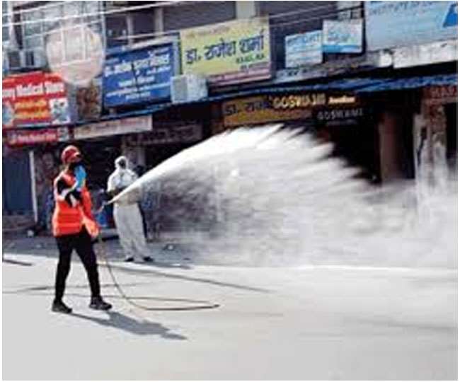 इलाके को सैनिटाइज करते हुए कर्मी। फोटो- जागरण।