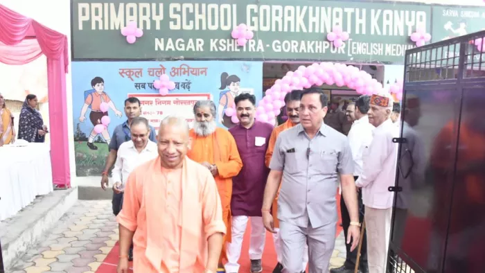 गोरखपुर में मतदान कर बूथ से बाहर निकलते सीएम योगी आदित्यनाथ। -जागरण