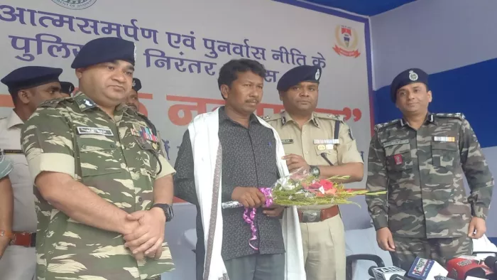 15 लाख के इनामी नक्सली इंदल गंझू ने किया आत्मसमर्पण