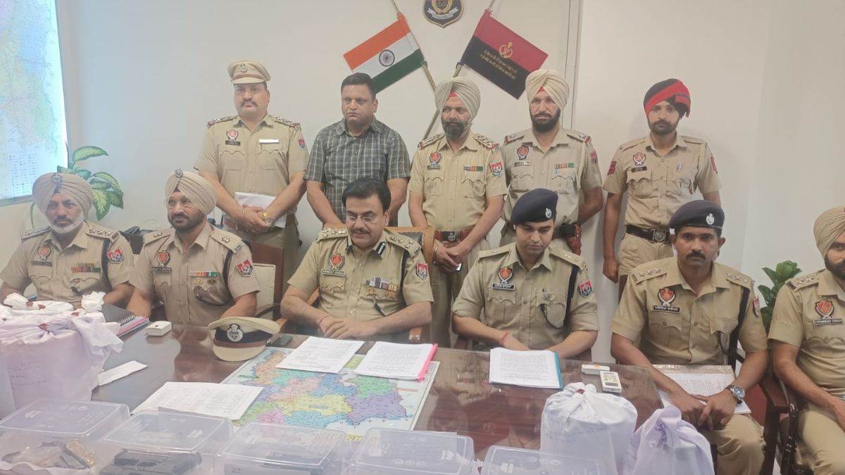 international heroin and arms smuggler arrested along with his 12 accomplices drug money worth rs 3 lakh seized
