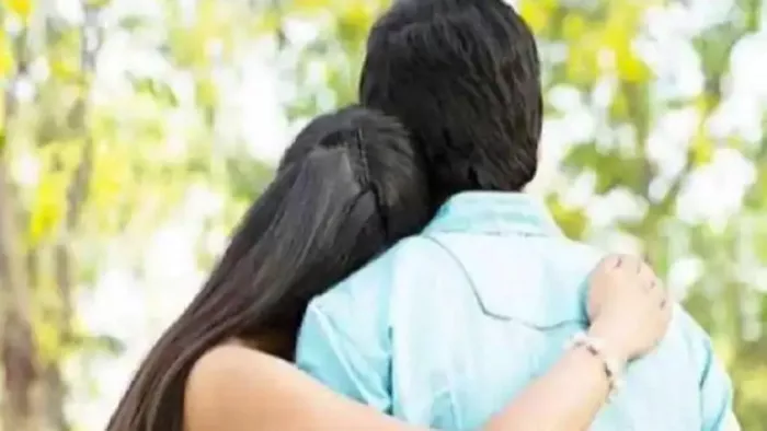 Love Affair: प्रेमी संग आपत्तिजनक हालत में मिली महिला सिपाही