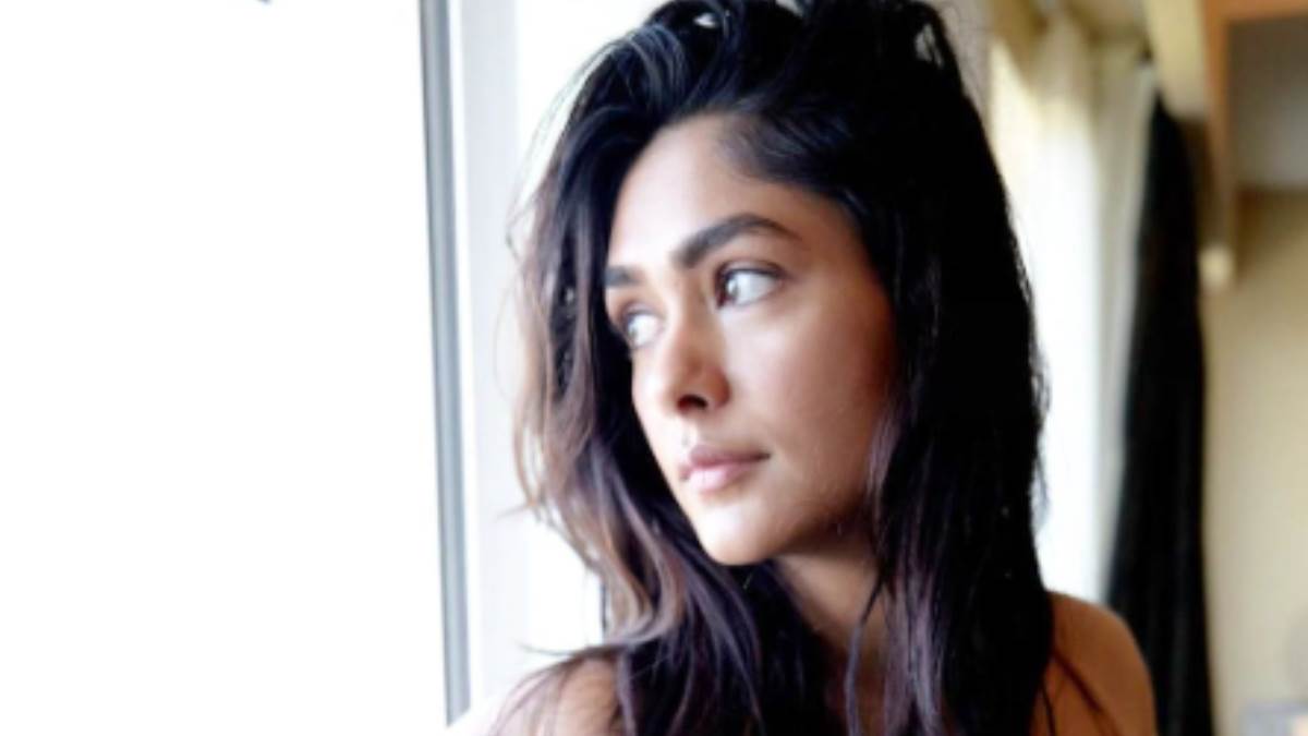 https://www.jagranimages.com/images/newimg/04052023/04_05_2023-mrunal_thakur_23402501.jpg