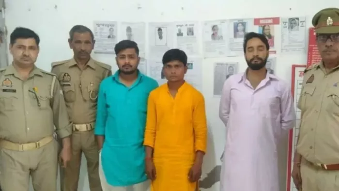 ठाकुर बांकेबिहारी मंदिर में भीड़ से बचाकर मंदिर में प्रवेश दिलाते हैं कुछ युवक