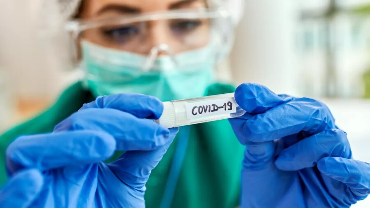 कोरोना के नए वेरिएंट 'FLiRT' ने बढ़ाई चिंता, वैक्सीन लगवा चुके लोगों को भी कर सकता है संक्रमित