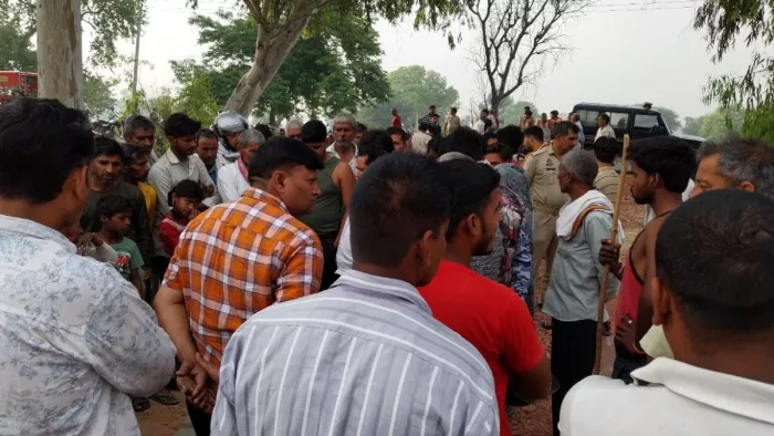 Mathura News: बक्से में युवक की लाश मिलने के बाद जुटी भीड़।