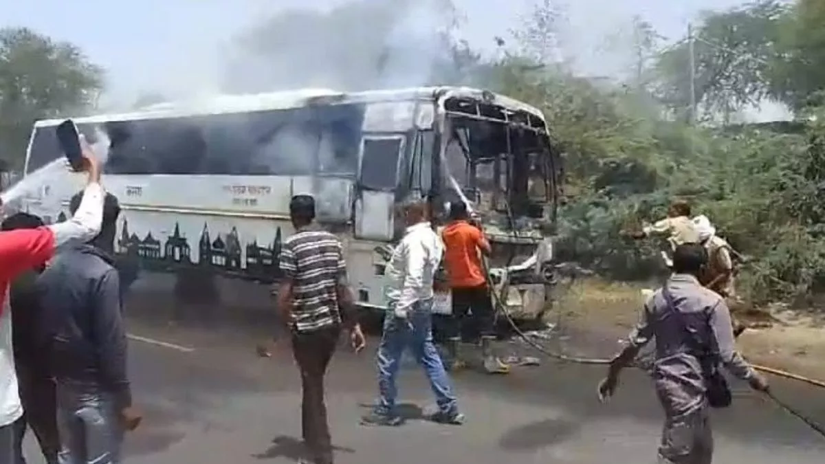 लखनऊ से कानपुर जा रही  AC Bus में  लगी आग, मची खलबली; बस में सवार थे 32 लोग