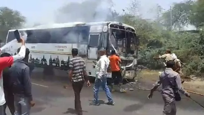 लखनऊ से कानपुर जा रही AC Bus में लगी आग, मची खलबली; बस में सवार थे 32 लोग