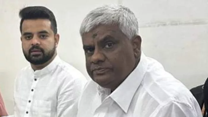 प्रज्जवल के पिता एचडी रेवन्ना को SIT ने गिरफ्तार किया। (फोटो, एक्स)