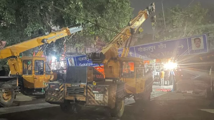 क्रेन से होर्डिंग को हटाया गया। जागरण