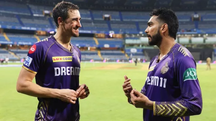 वेंकटेश अय्यर ने मिचेल स्टार्क के साथ किया मजाक। फोटो- ICC