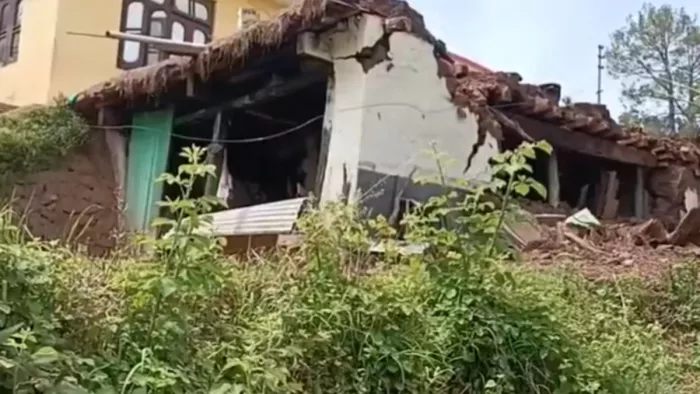 जम्मू के रामबन में इस कारण धंसी जमीन, जियोलॉजी टीम ने प्रारंभिक रिपोर्ट में किया खुलासा।