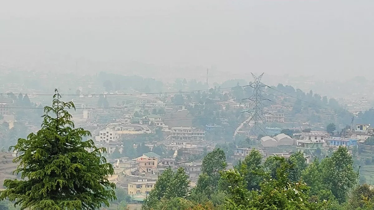 Uttarakhand Forest Fire: जंगलों की आग से पहाड़ में हर तरफ धुंध, राहत की फुहारों का इंतजार