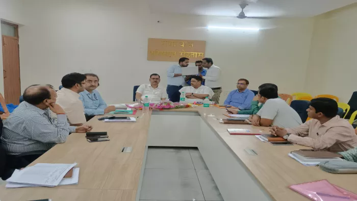 सड़क व रेल परियोजनाओं को लेकर आयोजित बैठक