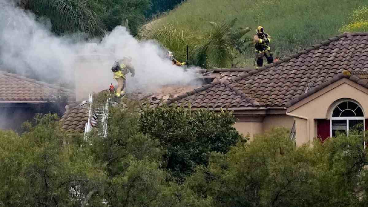 https://www.jagranimages.com/images/newimg/04052025/04_05_2025-california_plane_crash_23930591.jpg