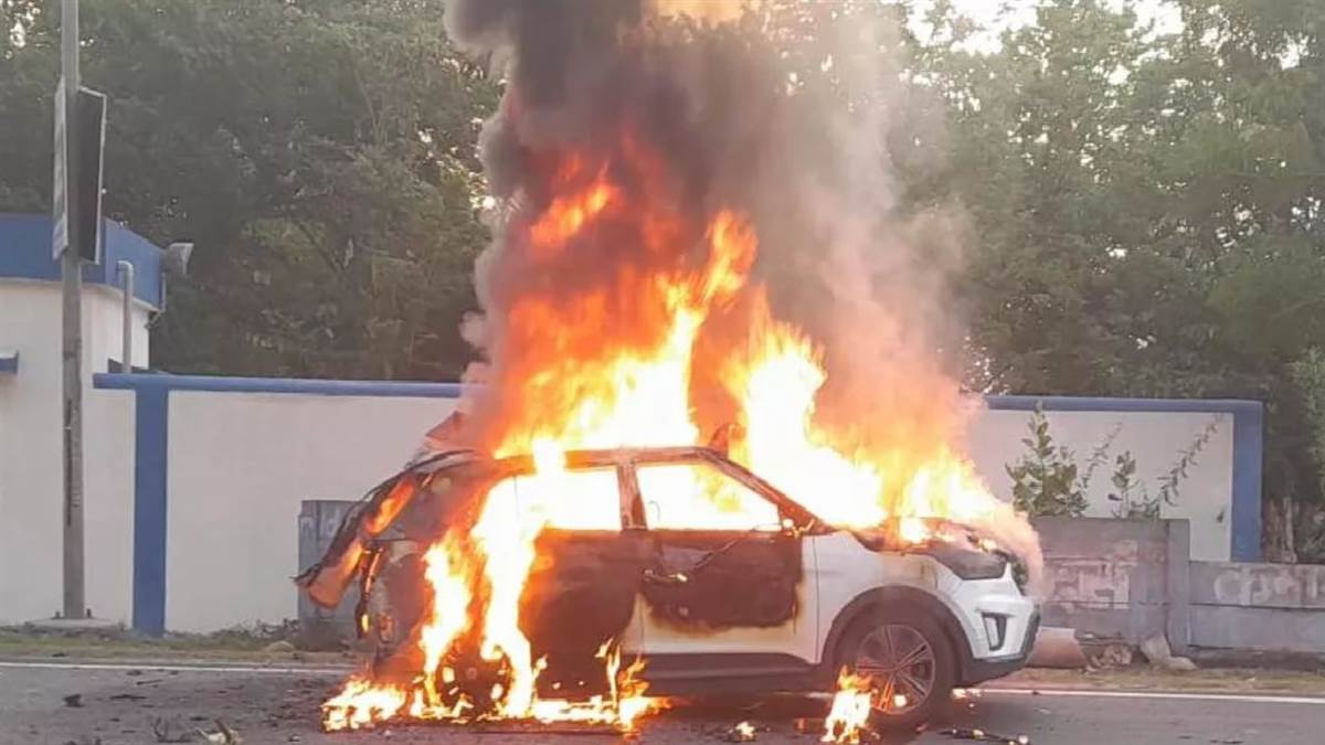 https://www.jagranimages.com/images/newimg/04052025/04_05_2025-car_fire_01653_1_23930683_114555407.jpg