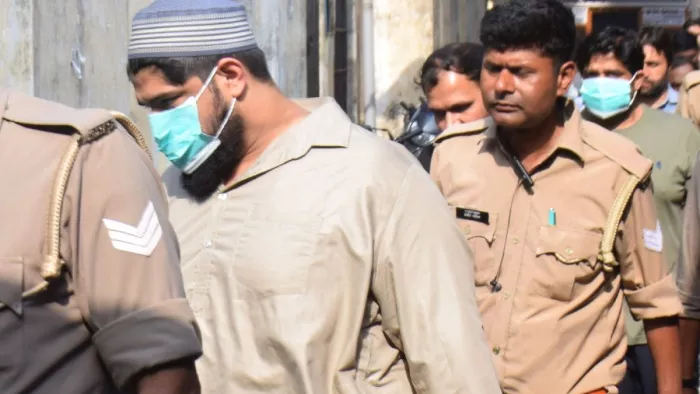 दीवानी कचहरी में पेशी के लिए हाजी इकबाल के बेटे अफजल व जावेद को लेकर पहुंची पुलिस । जागरण