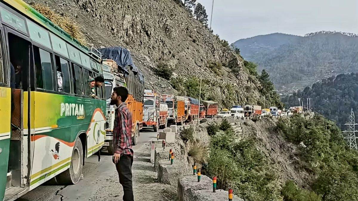 ramban accident jammu srinagar highway closed as soon as army vehicle fell into the ditch long queue of vehicles for hours