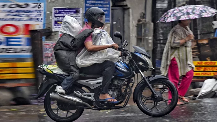 दिल्ली-यूपी में भारी बारिश, बंगाल-उत्तराखंड में समेत इन राज्यों में आंधी-तूफान का अलर्ट