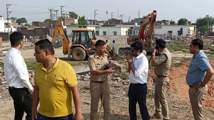 किच्छा के कुरैय्या में अवैध मदरसे पर कार्रवाई के दौरान डयूटी पर तैनात अधिकारी।