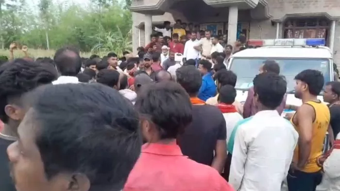 घटना की जानकारी के बाद जुटी लोगों की भीड़