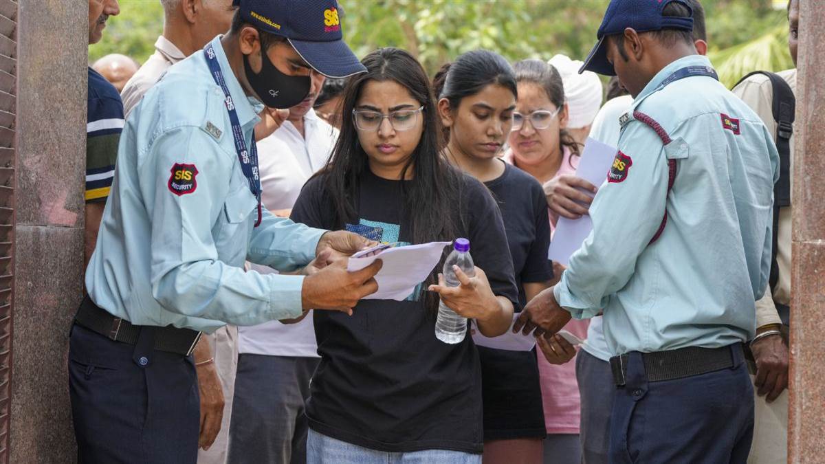 NEET UG 2025: नीट परीक्षा हुई संपन्न, कर्नाटक में छात्रों का जनेऊ उतरवाने पर बवाल; कोटा में एग्जाम से पहले छात्रा ने की आत्महत्या - NEET UG 2025 exam is over ...