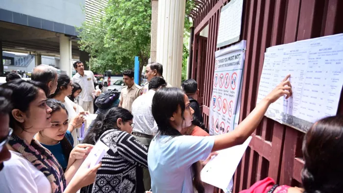 बायोलाजी रहा आसान, फिजिक्स- केमिस्ट्री ने छात्रों की ली परीक्षा। जागरण