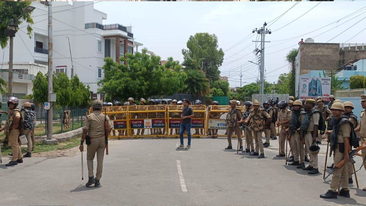 https://www.jagranimages.com/images/newimg/04052025/04_05_2025-police_at_sp_singh_baghel_house_23930784.jpg
