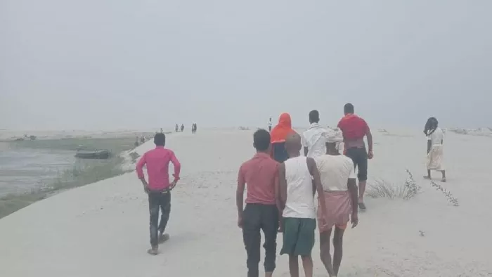 घटना की जानकारी मिलने के बाद नदीं की ओर जाते लोग