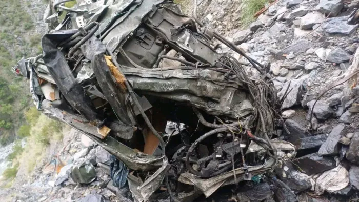 रामबन में 700 फीट गहरी खाई में सेना का वाहन गिरने से 3 जवानों की मौत हो गई है।