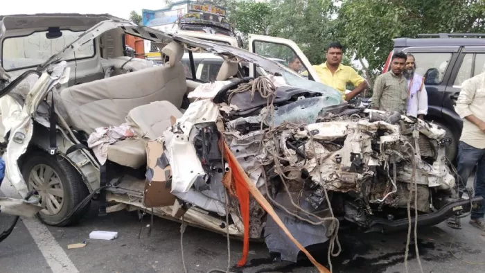 मुजफ्फरपुर-सोनबरसा एनएच-22 पर ट्रक और स्कॉर्पियो की सीधी टक्कर