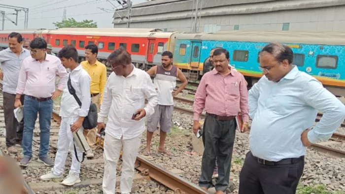 सीनियर डीओएम सहित अन्य रेल अधिकारियों ने घटनास्थल का लिया जायजा। (जागरण)