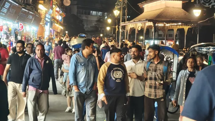 शनिवार शाम को पर्यटकों से गुलजार मसूरी का लाइब्रेरी बाजार।फोटो जागरण।