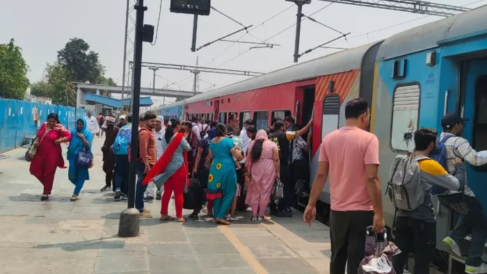 सोनीपत रेलवे स्टेशन पर पहुंची ट्रेन में चढ़ते यात्री। फोटो- जागरण