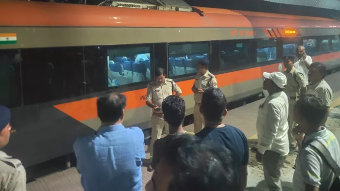 तकनीकी खराबी के चलते डेहरी में दो घंटे रूकी रही वंदे भारत