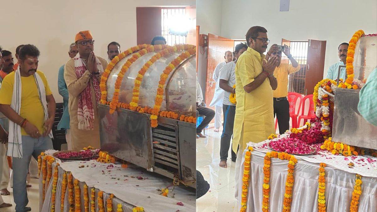 devotees gathered for the last darshan of swami shivanand in varanasi the last rites will be performed at manikarnika ghat
